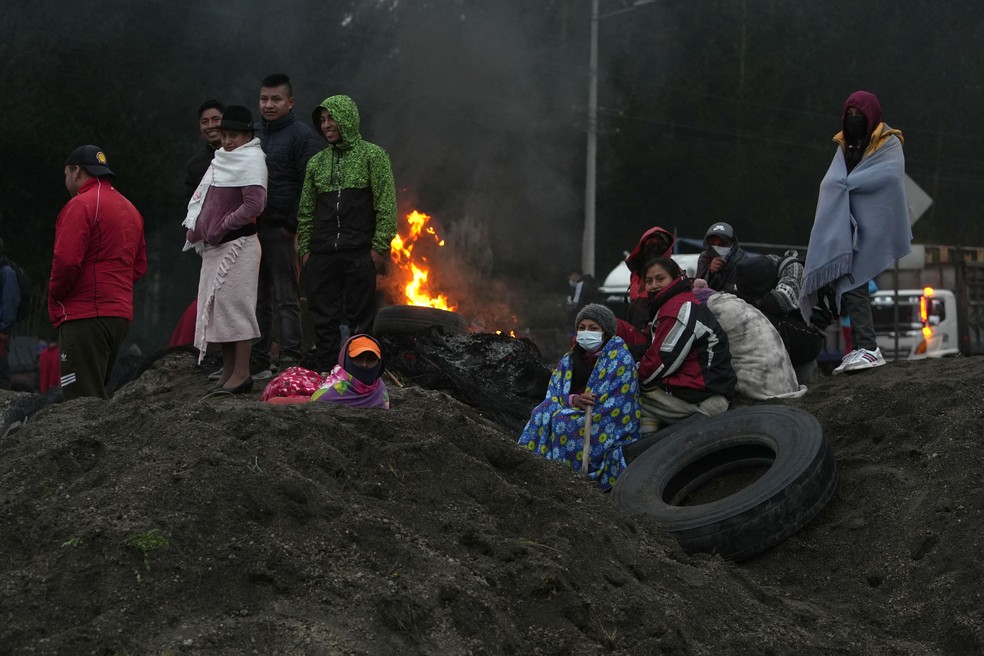 Barricada com terra e pneus fechando uma das estradas  — Foto: Cristina Vega RHOR / AFP