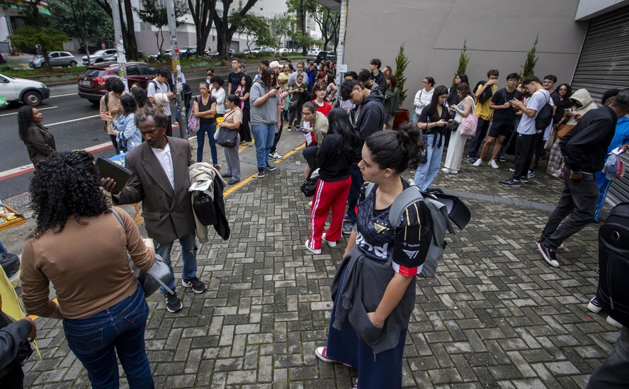 Candidatos ao Enem chegam em local de provas no primeiro dia do exame, em São Paulo