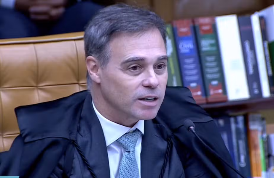 Ministro André Mendonça na sessão extraordinária para julgamento sobre as mensagens enviadas pelo ex-banqueiro Daniel Vorcaro, dono do Banco Master, ao ministro da Corte Alexandre de Moraes, realizada no Supremo Tribunal Federal (STF)
