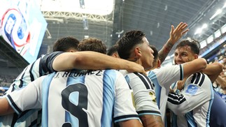 Equipe argentina comemora marco histórico do jogador — Foto: Getty Images via AFP