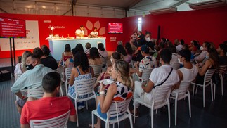 Público assiste a aula de chefs renomados no Rio Gastronomia 2021 — Foto: Bruno Kaiuca/Agência O Globo