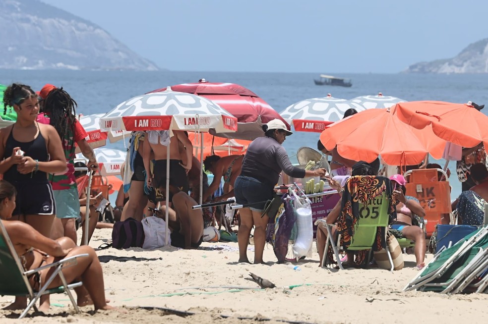 Prefeitura reforça fiscalização nas praias após novas regras, mas produtos vetados seguem presentes nas areias — Foto: Fabiano Rocha