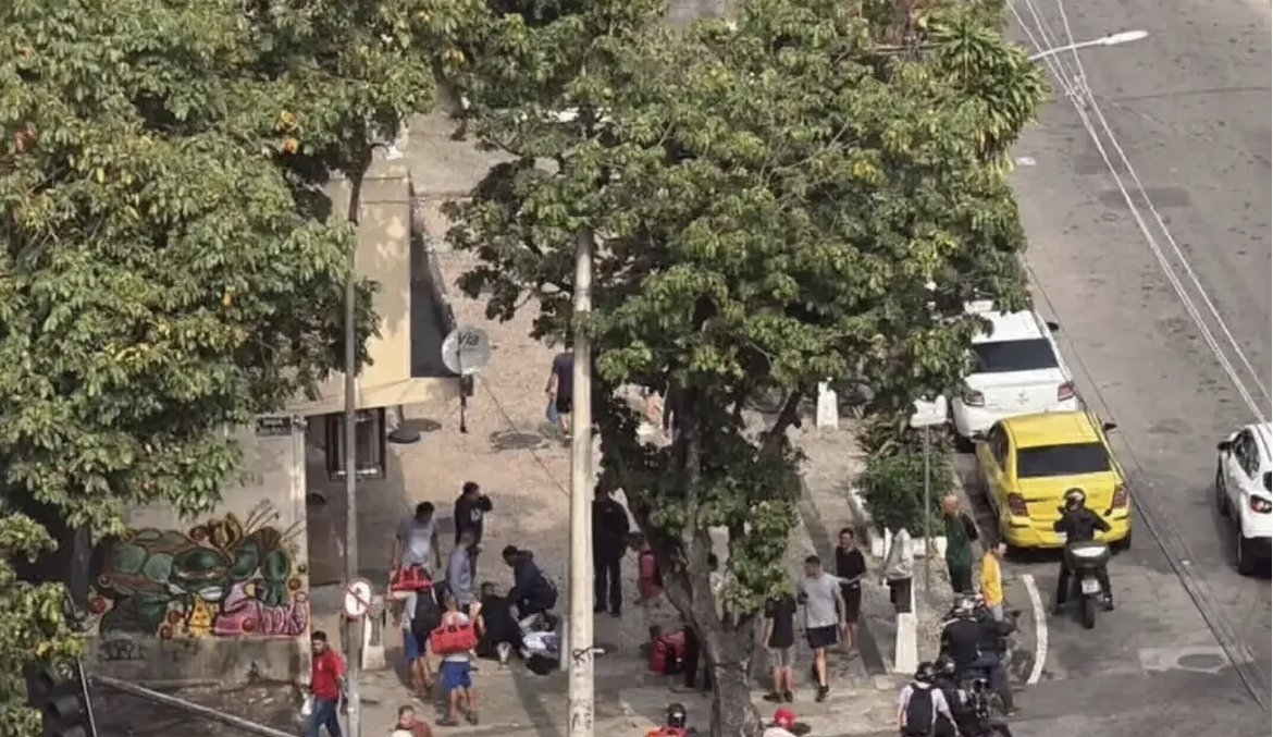 Policial reage a assalto e mulher é baleada na Tijuca, Rio de Janeiro