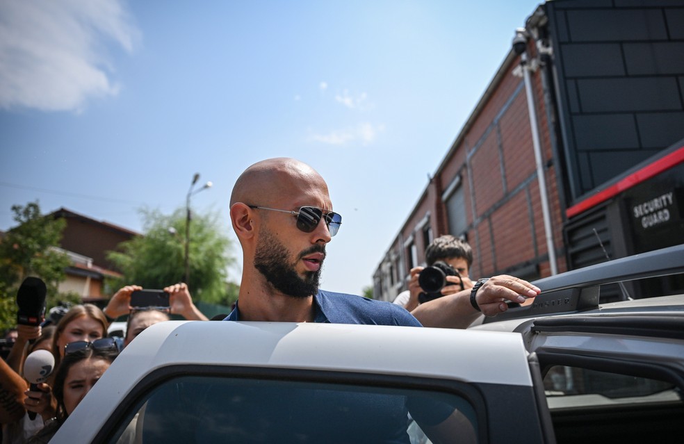 O influenciador Andrew Tate após falar com a mídia em frente à sua casa, em Bucareste — Foto: DANIEL MIHAILESCUAFP