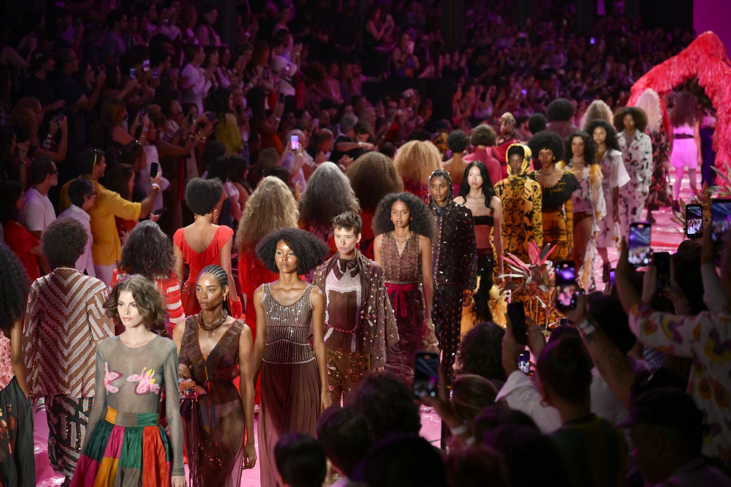 Flores, bordados e joaninhas na nova coleção de Isabela Capeto, que divide direção criativa com a filha, Chica