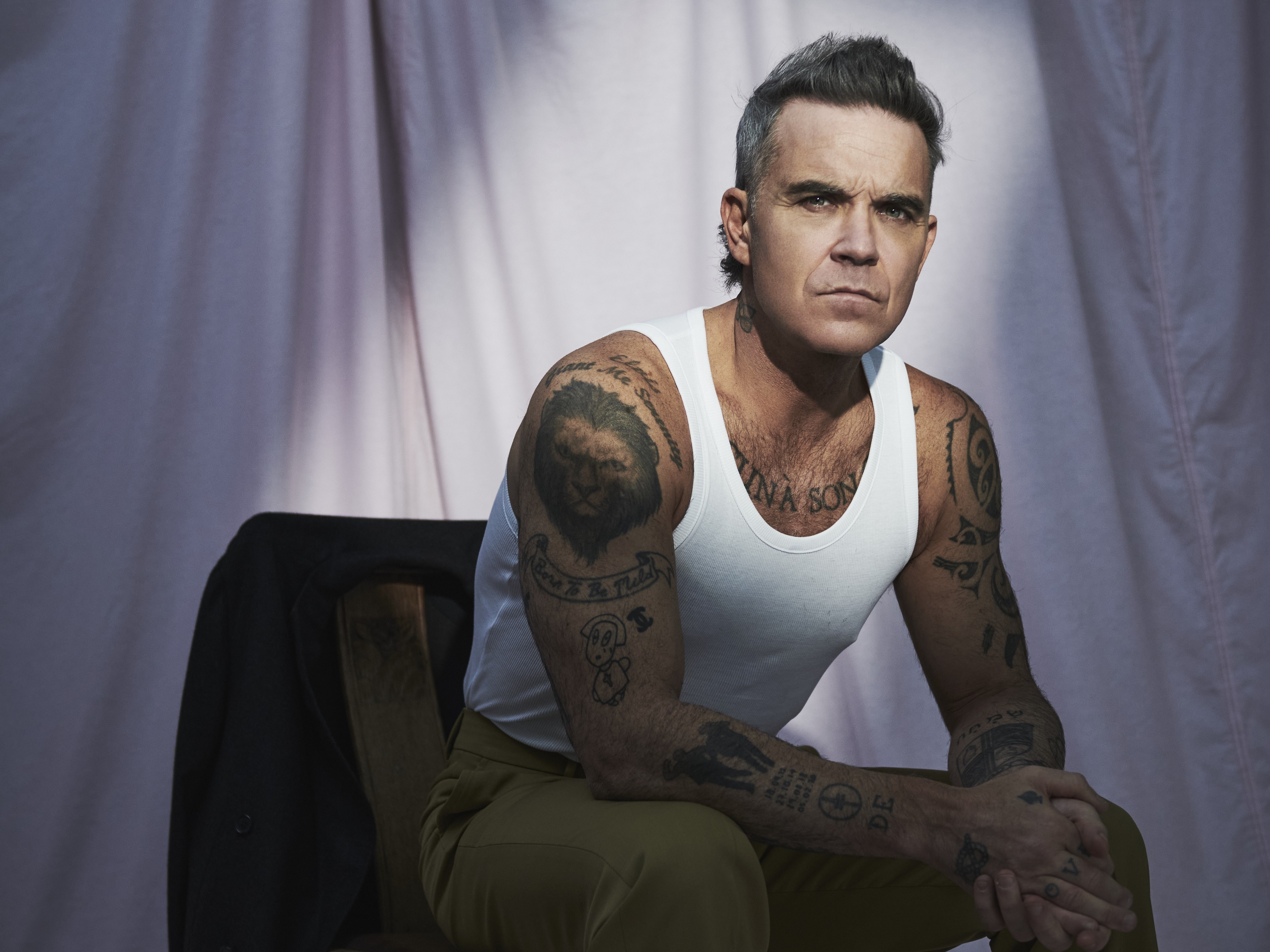 Robbie Williams: 'Sempre tive meus adultos cuidando de tudo. E nunca questionei muito'