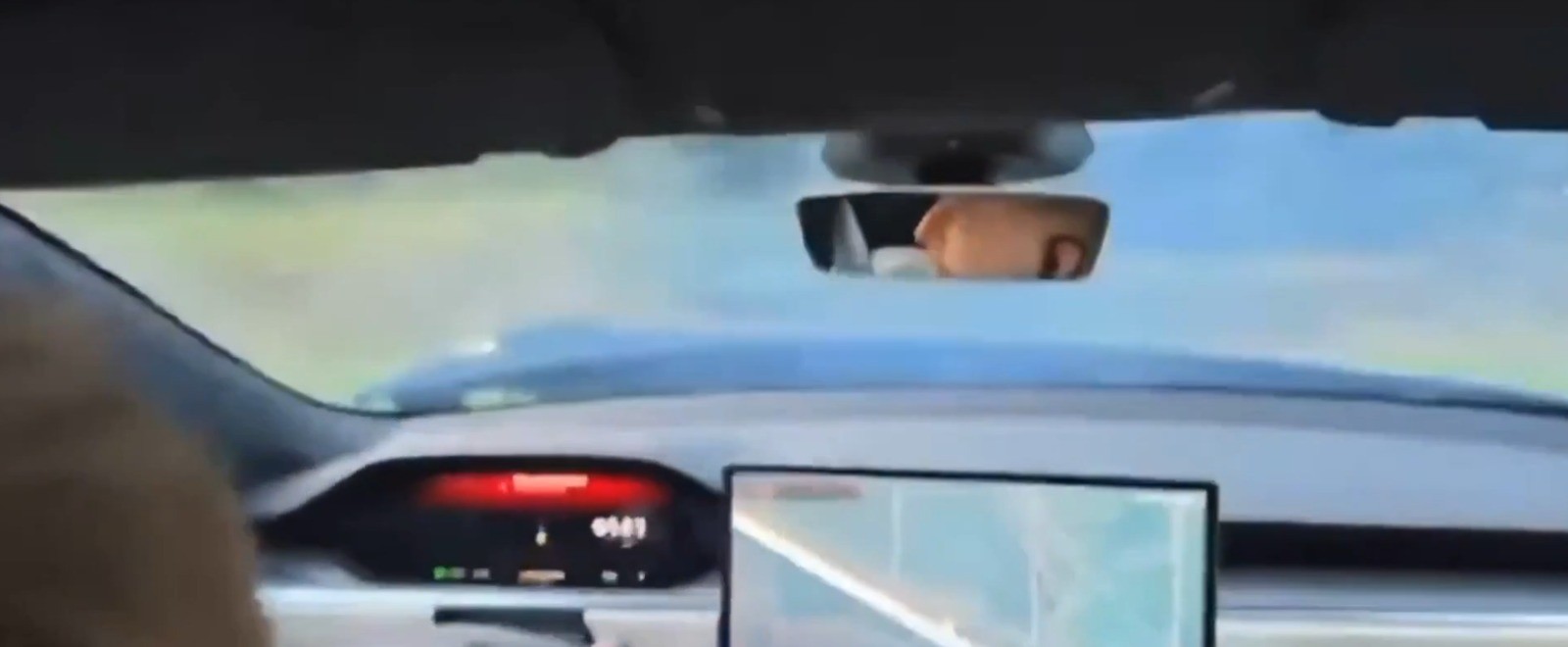 Tesla capota a 286 km/h na Alemanha após pneu explodir; vídeo