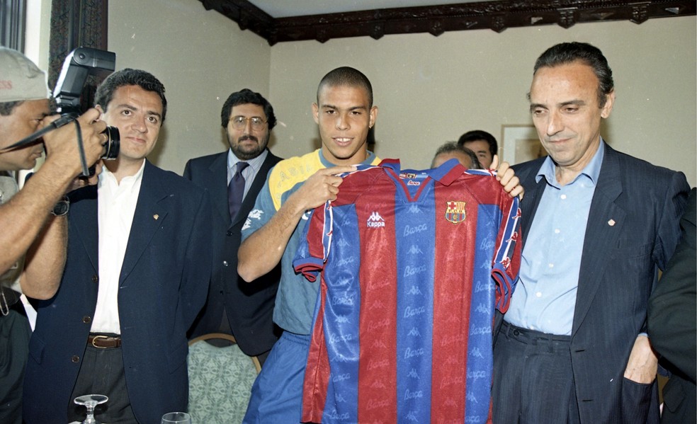 Ronaldo chegou no Barcelona em 1996 e jogou apenas uma temporada — Foto: Hipolito Pereira / Agência O Globo