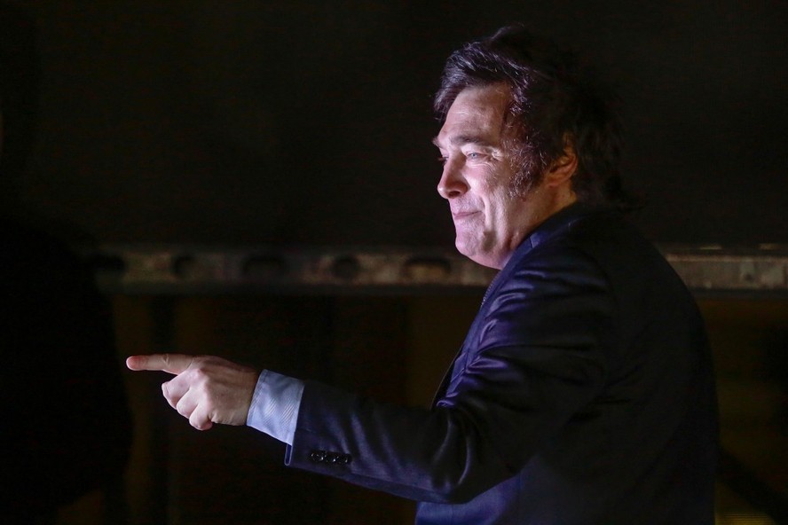 Javier Milei comemora com apoiadores após vencer segundo turno das eleições presidenciais em Buenos Aires