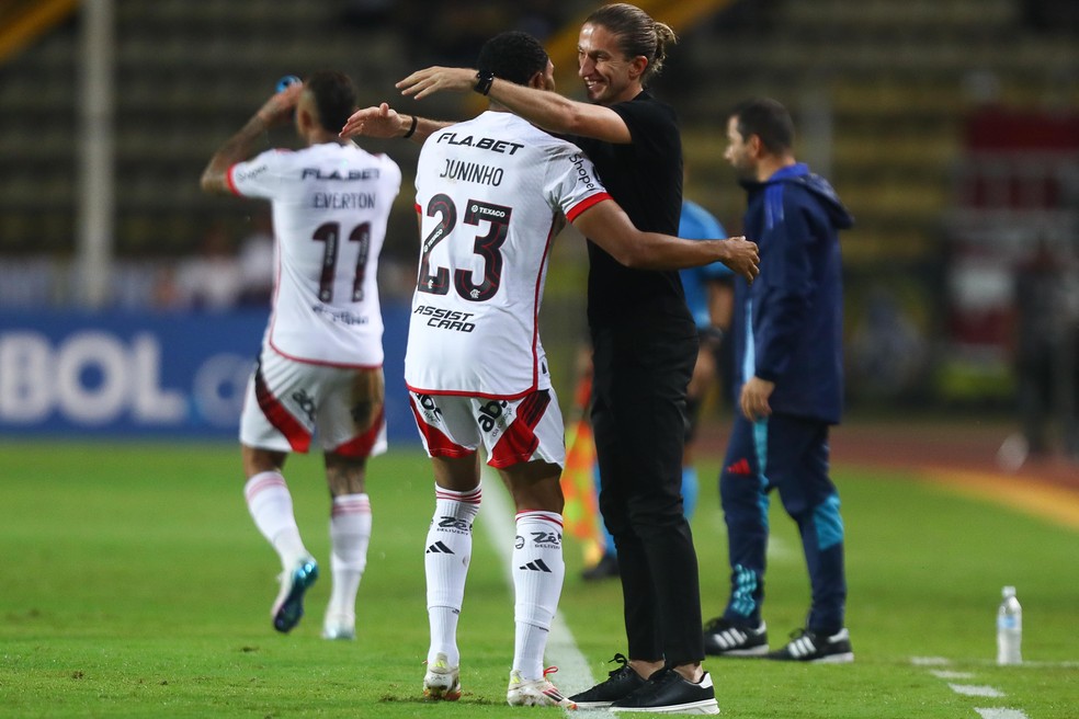 Juninho comemora gol do Flamengo com Filipe Luís — Foto: Gilvan de Souza/Flamengo