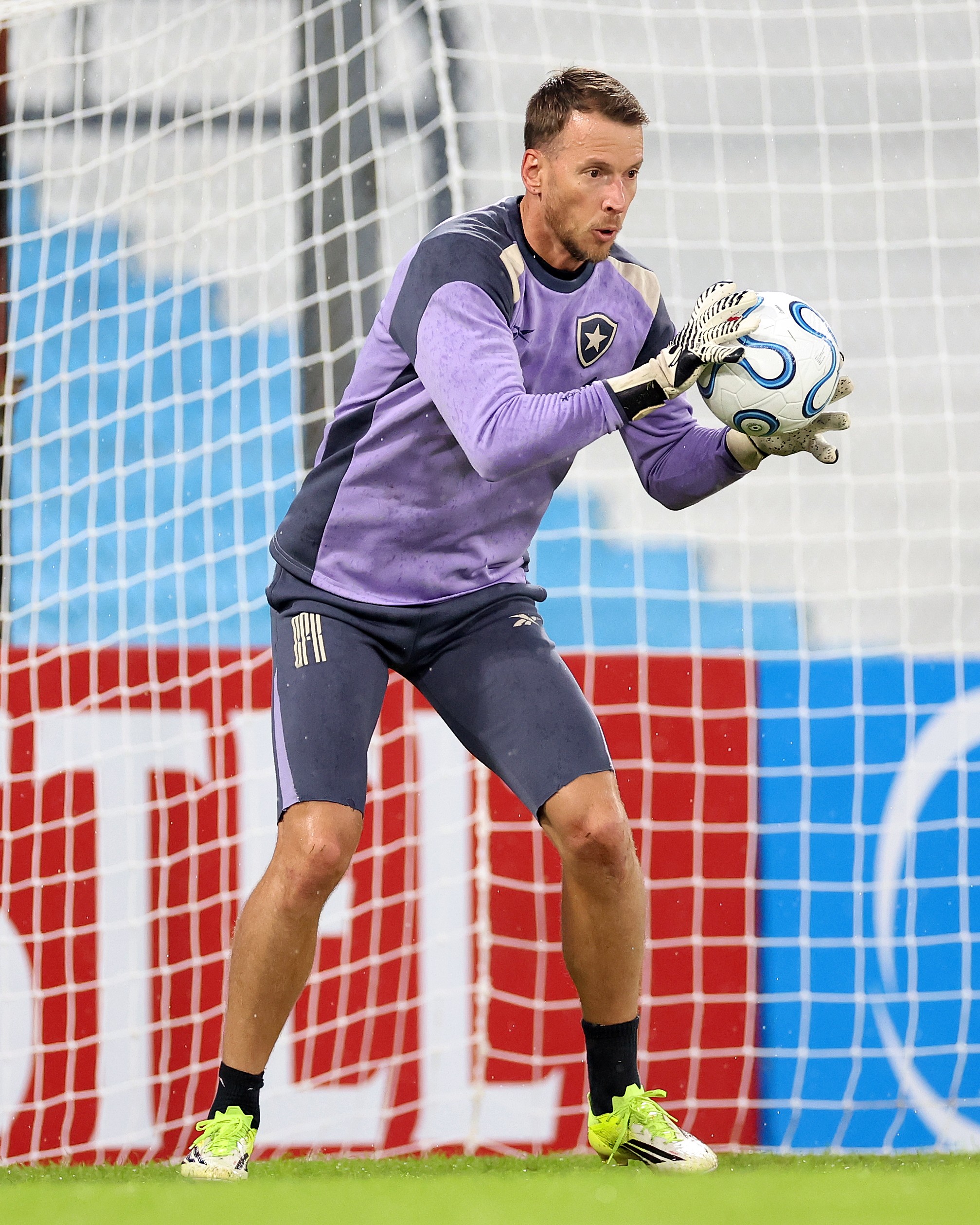 De volta aos titulares do Botafogo após dois meses, Neto falha logo aos três minutos em gol do Racing