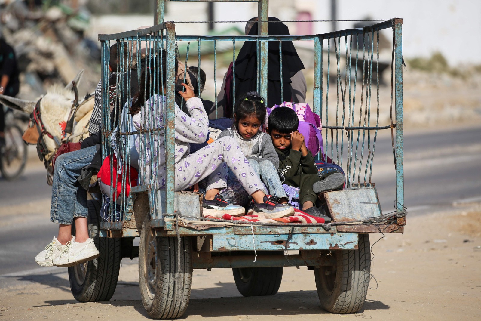 Palestinos fogem do campo de refugiados de Al-Maghazi, no centro de Gaza, após ordens de evacuação israelenses — Foto: Eyad BABA / AFP