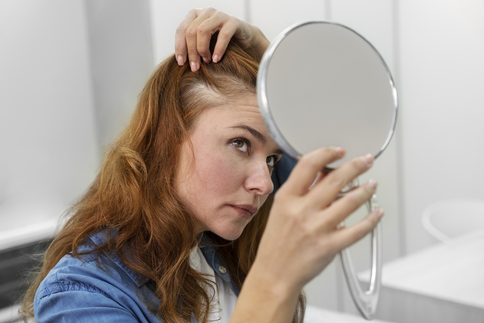 Uma dieta equilibrada pode reduzir a queda capilar ao fornecer nutrientes essenciais como biotina, vitamina D e ácido fólico — Foto: Freepik