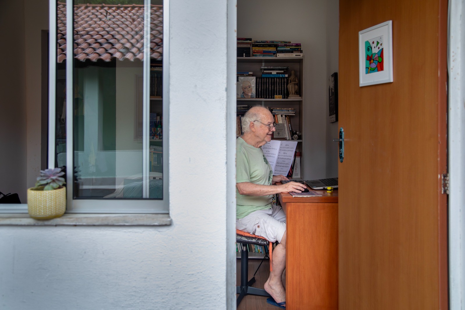 Jaime Leibovitch in the living room — Photo: Ana Branco
