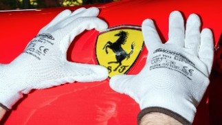 Funcion&aacute;rio coloca o s&iacute;mbolo &iacute;cone da Ferrari no chassi de um autom&oacute;vel que est&aacute; sendo montado na nova f&aacute;brica da montadora na It&aacute;lia &mdash; Foto: Maurizio Fiorino/The New York Times