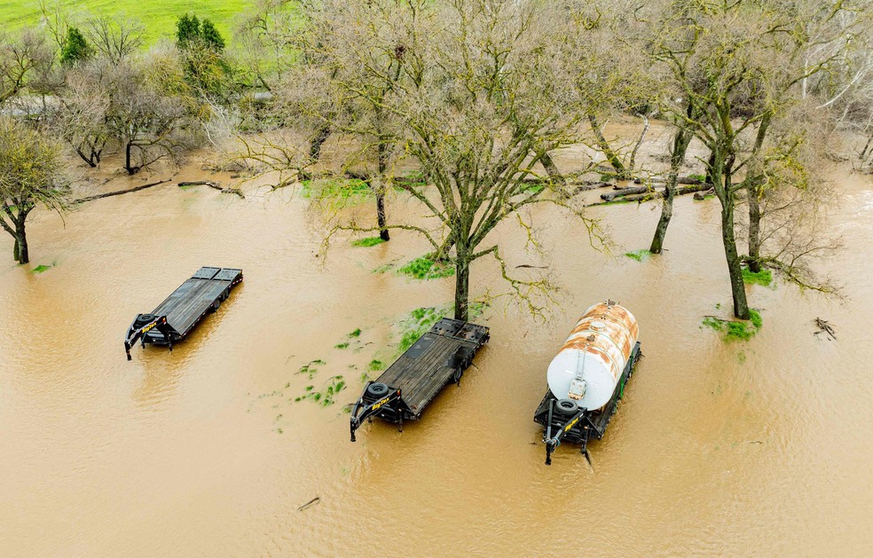 Trailers cobertos de água em área inundada na Califórnia — Foto: Josh Edelson/The New York Times