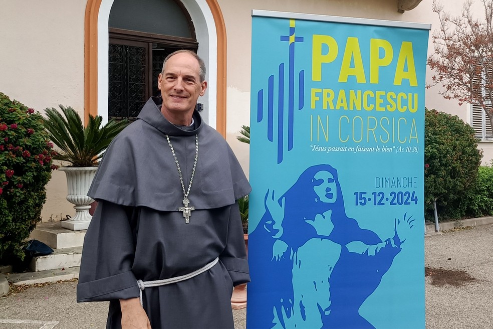 Bispo de Ajaccio, Dom Francois-Xavier Bustillo, apresenta o cartaz da visita planejada do Papa &agrave; C&oacute;rsega no pr&oacute;ximo dia 15 de dezembro &mdash; Foto: AFP/ MAUREEN COFFLARD