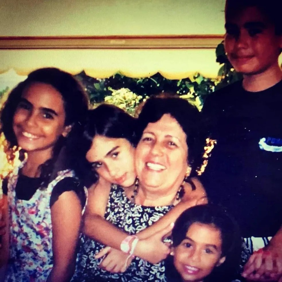 Tatá Werneck mostra foto em que aparece agarrada no pescoço da avó na infância — Foto: Reprodução:Instagram