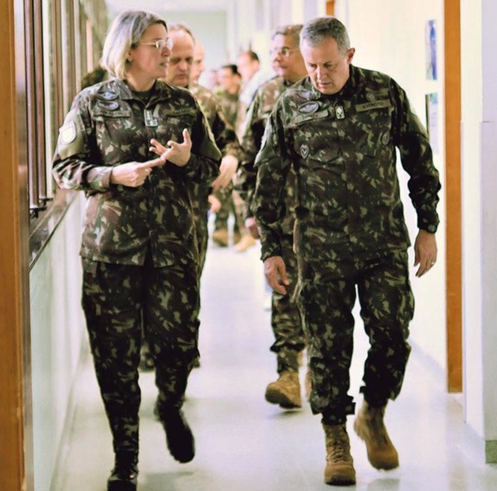 Expectativa. Carla Lobo Loureiro caminha ao lado do comandante do Exército, Tomás Paiva — Foto: HOSPITAL MILITAR DE ÁREA DE PORTO ALEGRE (HMAPA)/DIVULGAÇÃO