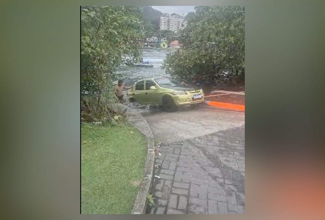 Carro cai em canal na Barra da Tijuca e é retirado pelos Bombeiros