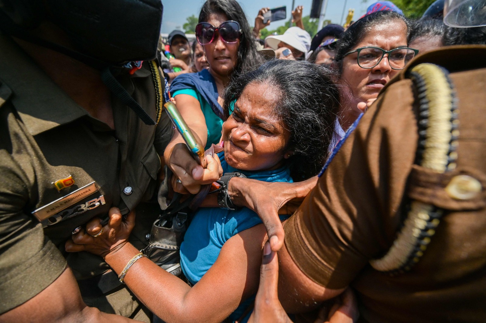Manifestantes em conflito com a polícia em protesto organizado peldo grupo "Mulheres pelos Direitos" contra as propostas de reforma tributária e a crise econômica do país, no Dia Internacional da Mulher, em 2023, perto do prédio do parlamento em Colombo, no Sri Lanka. Ishara S. Kodikara / AFP