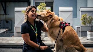 Cachorros que acompanham pessoas com transtornos de saúde mental, como ansiedade e depressão. Danielle Cristo e seu cachorro, Rudá, onde trabalha, na Secretaria de Estado de Saúde — Foto: Hermes de Paula / Agência O Globo