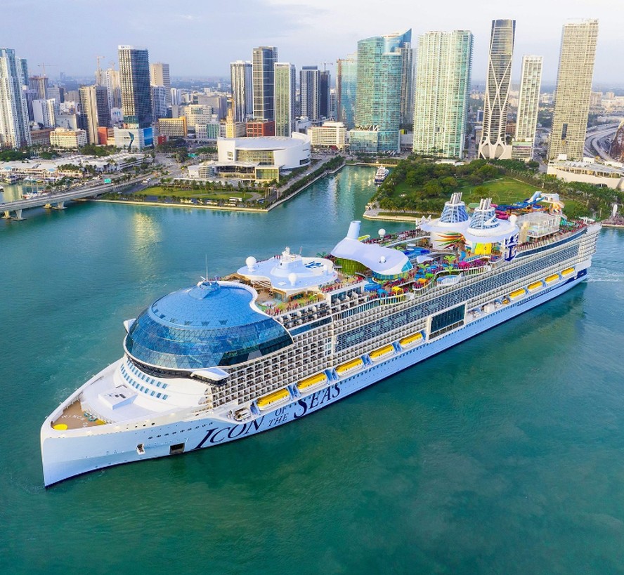 Maior navio do mundo, Icon of the Seas é fotografado no porto de Miami