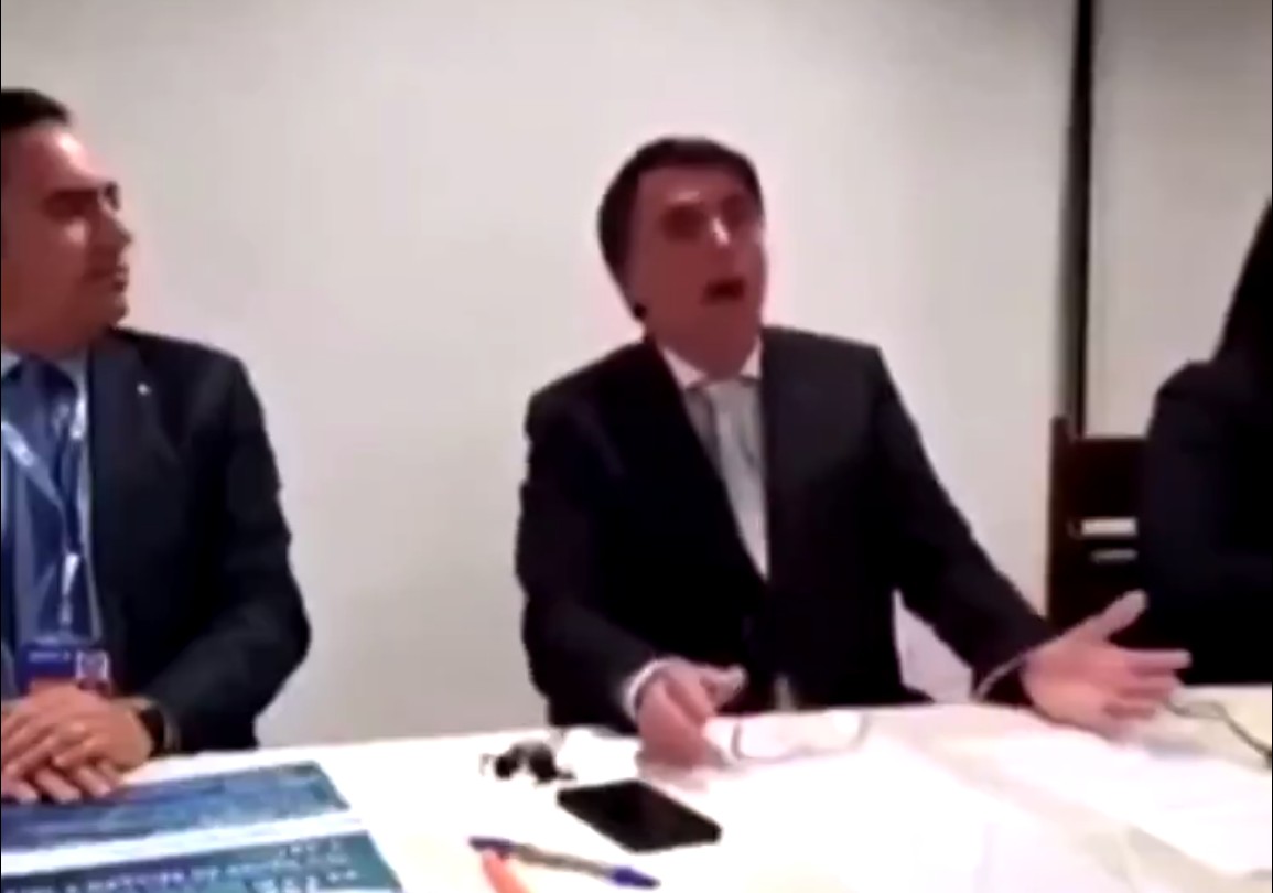Debate da TV Globo: relembre vídeo de Bolsonaro imitando falta de ar de paciente com Covid, citado por Lula e Flávio - Foto