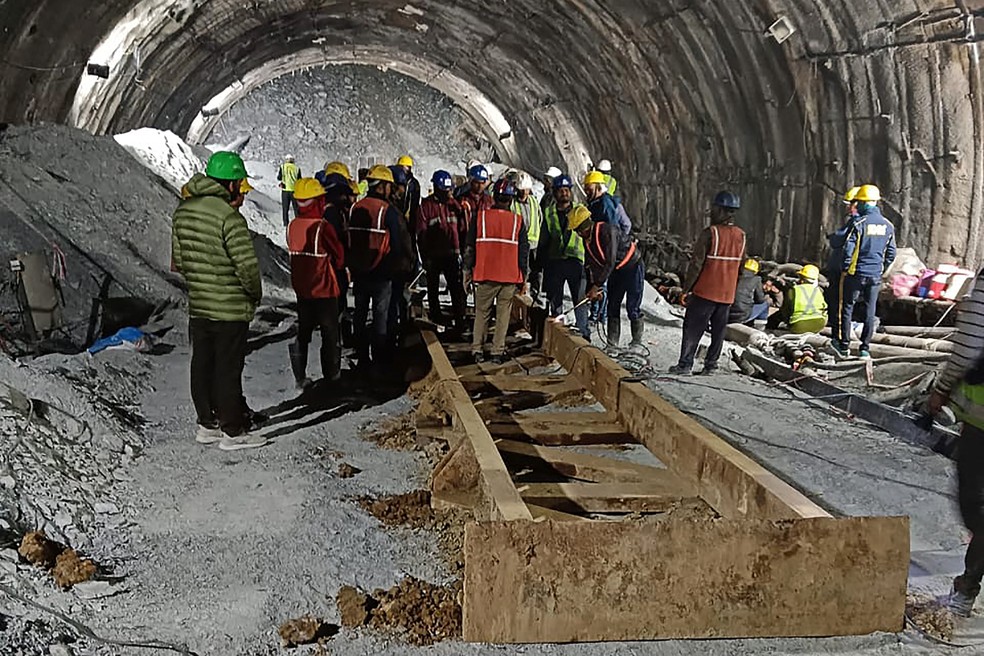 Índia continua com tentativa de resgate de 40 trabalhadores presos no túnel — Foto: AFP