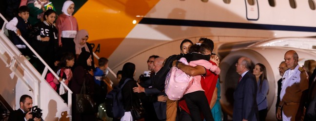 Brasileiros repatriados da Faixa de Gaza chegam a Brasília e são recebidos pelo presidente Lula — Foto: Cristiano Mariz/Agência O Globo