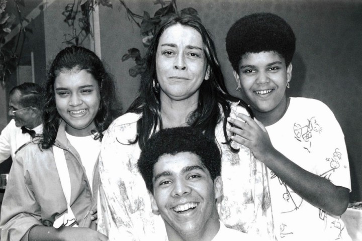 E em uma foto publicada no livro "Britta Gill: Os primeiros 50"Ela aparece acompanhada da mãe, Sandra Gadelha, da irmã, Maria, e do irmão, Pedro, falecido em 1990 – Foto: Arquivo Pessoal
