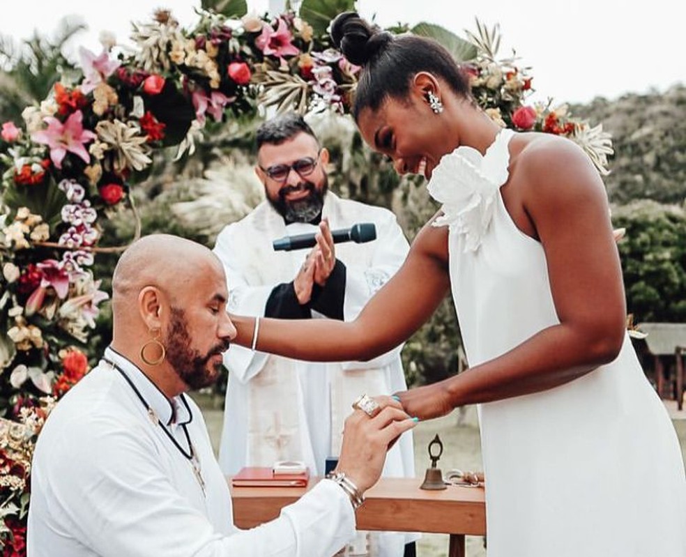 Erika Januza fala sobre carreira e plano de se casar com José Junior em 2024 'Paixão avassaladora'