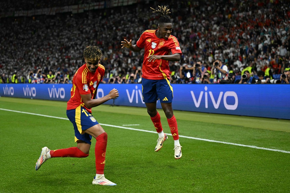 Yamal e Nico Williams comemoram juntos o gol marcado pelo camisa 17 na final da Eurocopa — Foto: INA FASSBENDER / AFP