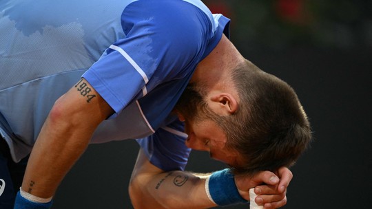 Djokovic abandona Roland Garros após lesão no joelho