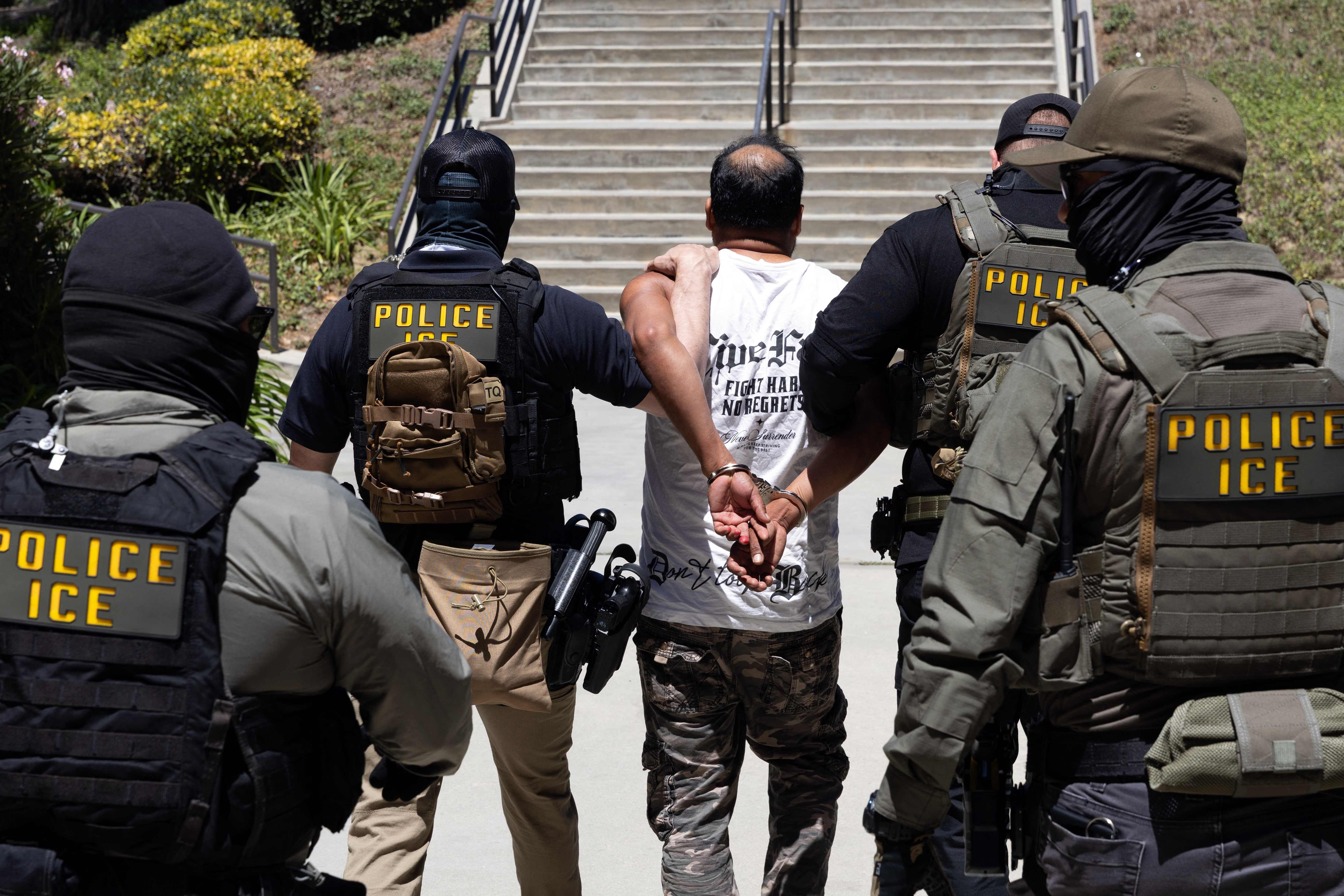 Recorde de prisões: ICE detém quase 50 mil imigrantes em julho, maior marca em 1 mês no segundo governo Trump - QTU Questões do Universo