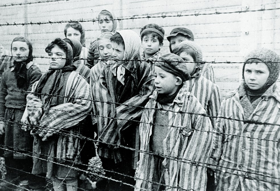 Crianças judias gêmeas usadas para experimentos de Josef Mengele em Auschwitz — Foto: Infoglobo