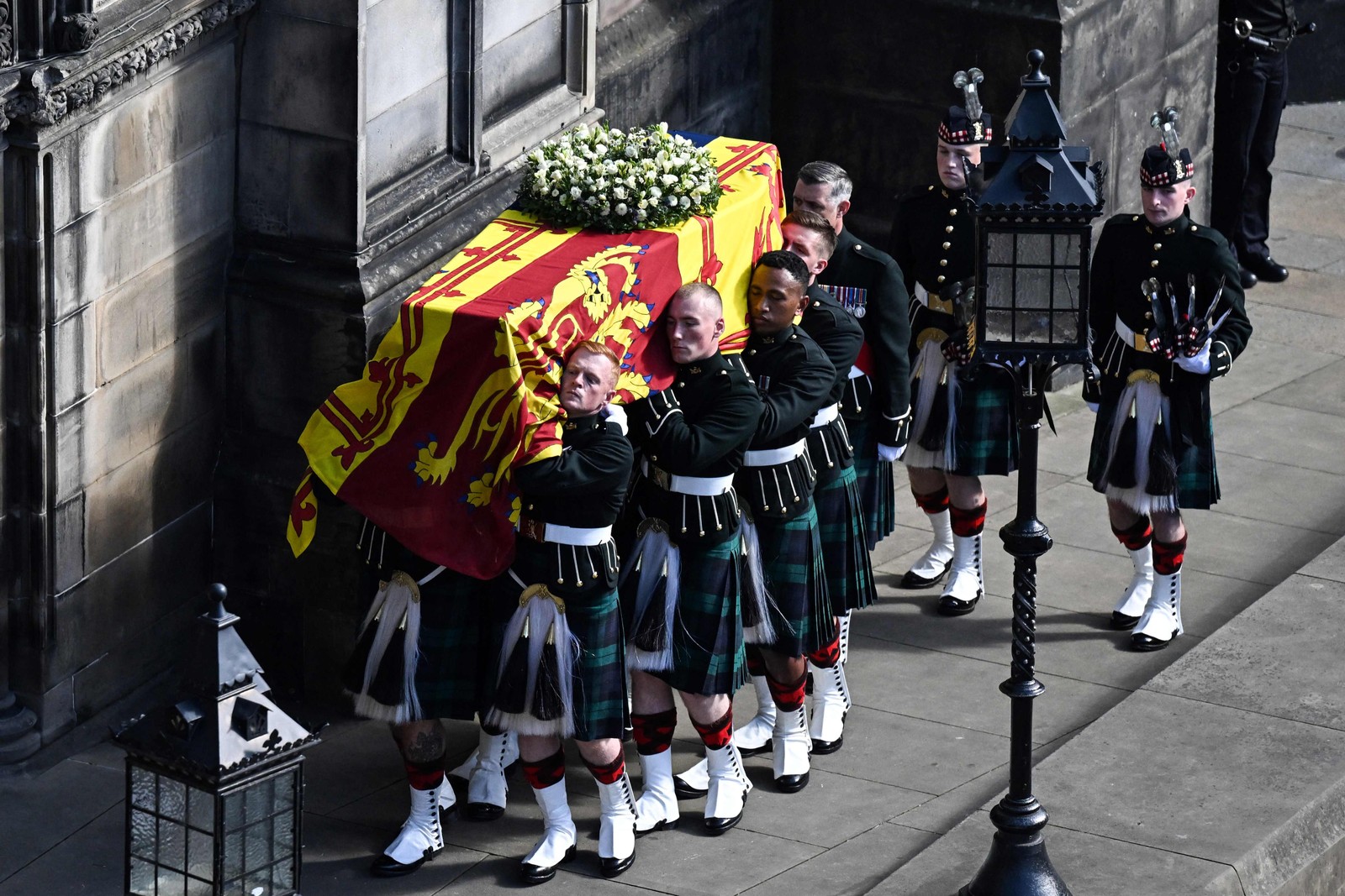 Caixão da rainha Elizabeth II foi envolto no estandarte real da Escócia — Foto: OLI SCARFF/AFP