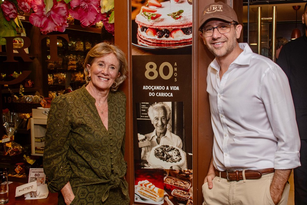 Evelyn Deichmann e Alan Geller, ao lado da foto de Kurt Deichmann — Foto: Divulgação / Foto de Gabriel Ávila