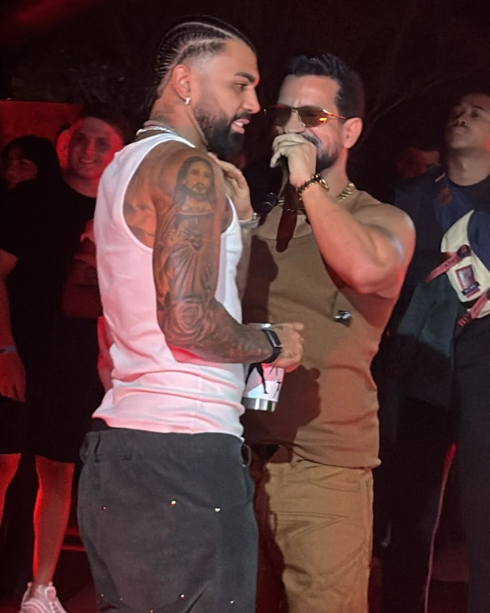 Gabigol sobe no palco em evento no Rio de Janeiro — Foto: Reprodução