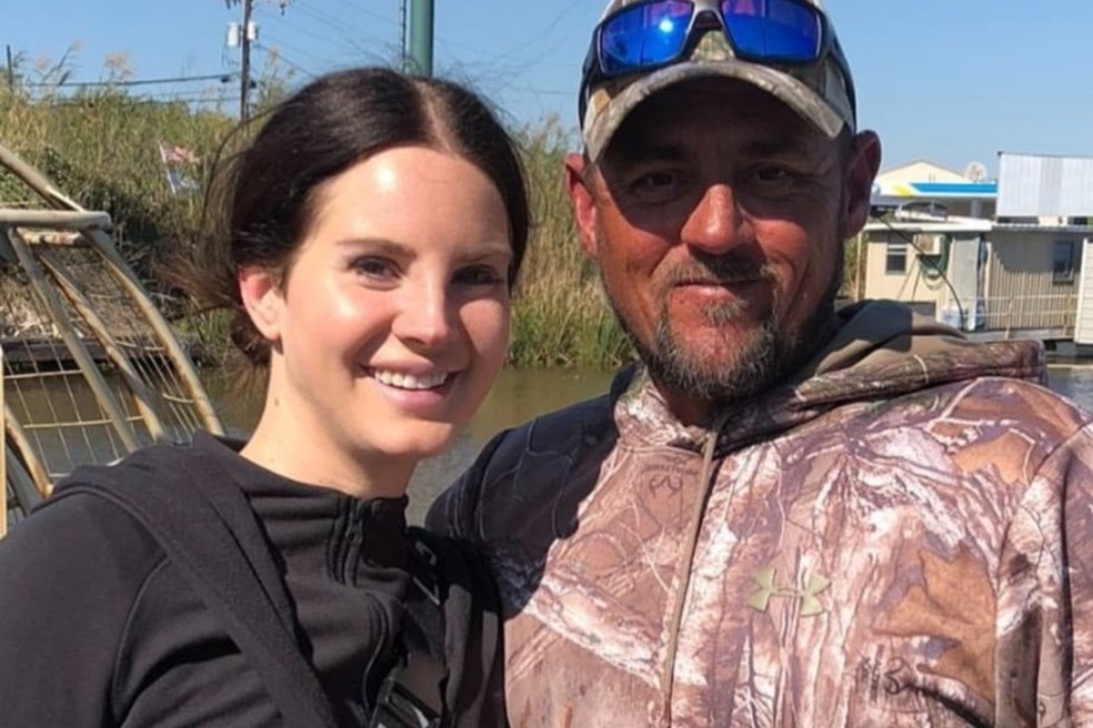 A cantora Lana Del Rey posa ao lado do marido, o caçador de jacarés e guia turístico Jeremy Dufrene — Foto: Reprodução/Instagram