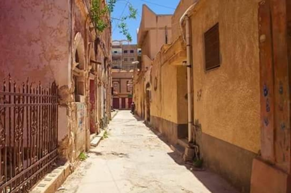 Ruas e vielas de Derna na Líbia em 2022, antes da tragédia climática — Foto: Reprodução/GoogleMaps