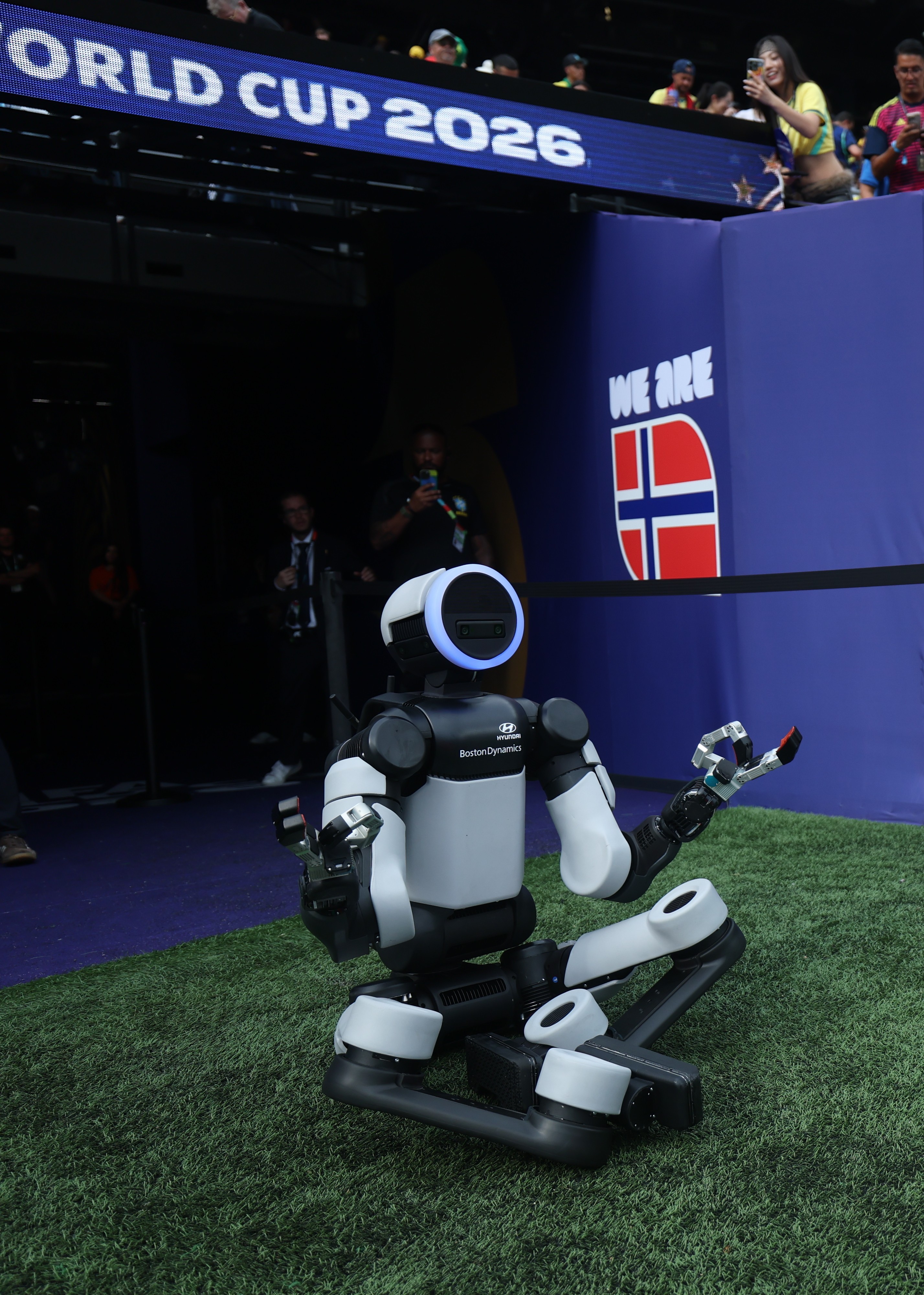 Robô faz performance no jogo Brasil x Noruega da Copa e imita 'surfe' de Matheus Cunha; veja fotos
