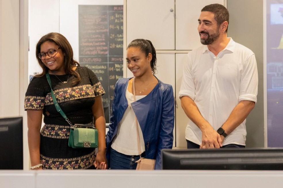 Maria, Laura e Luiz Costa, na redação do Globo Repórter — Foto: Fábio Rocha/Globo
