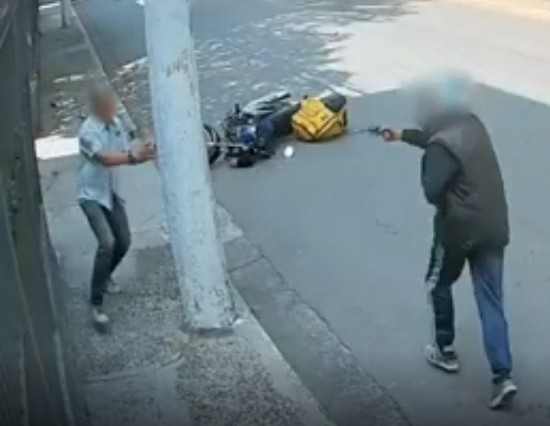 Vídeo: Ladrão armado tentar roubar dois homens na Vila Madalena, em SP; área foi a segunda pior em roubos de celular no ano passado