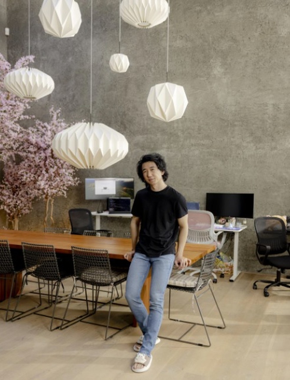 John Qian, cofundador da Matrices, em seus escritórios em São Francisco, Califórnia. Diversas novas startups estão construindo réplicas de sites para que a IA possa aprender a usar a internet e talvez substituir trabalhadores de escritório — Foto: Cayce Clifford/The New York Times