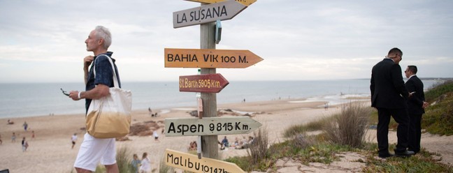 Playa Vik em José Ignacio, no litoral do Uruguai: antigo povoado de pescadores se transformou num destino para amantes de arte — Foto: Santiago Mazzarovich / AFP
