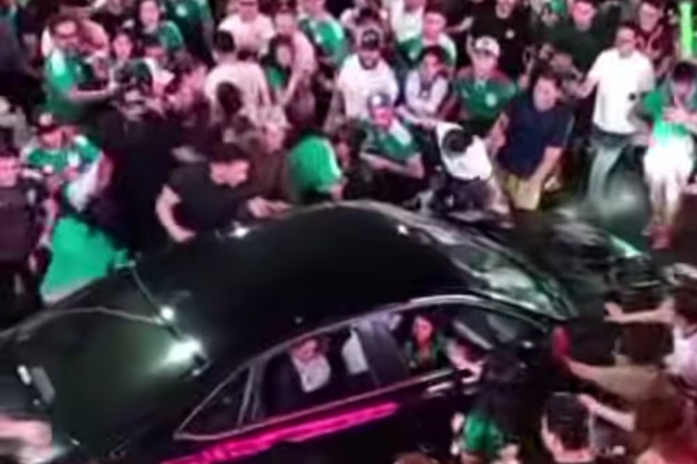 Motorista espancado após atropelar torcedores no México