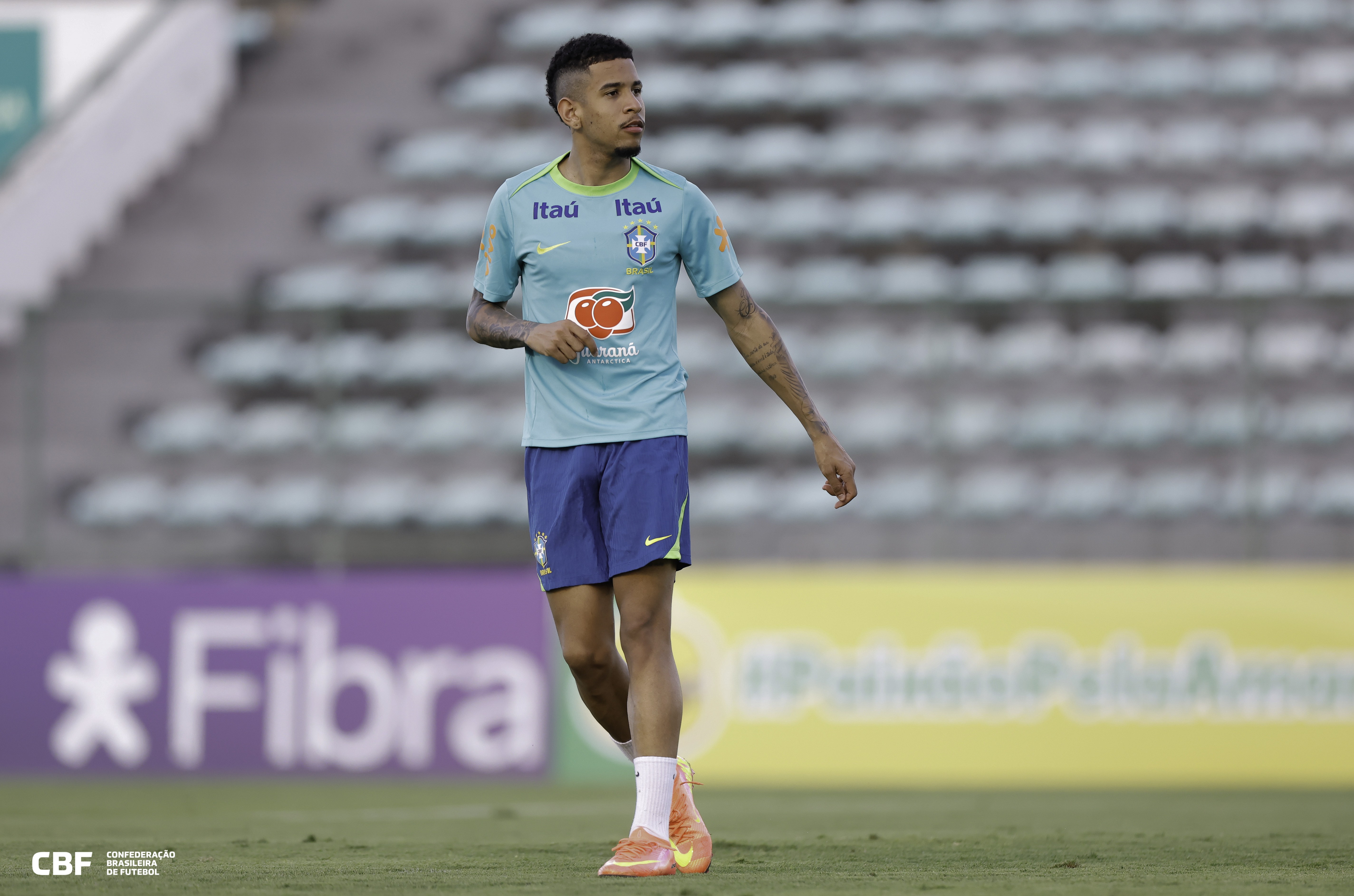 Brasileiro do Manchester City volta à mira do Tottenham em meio à reformulação do elenco; entenda