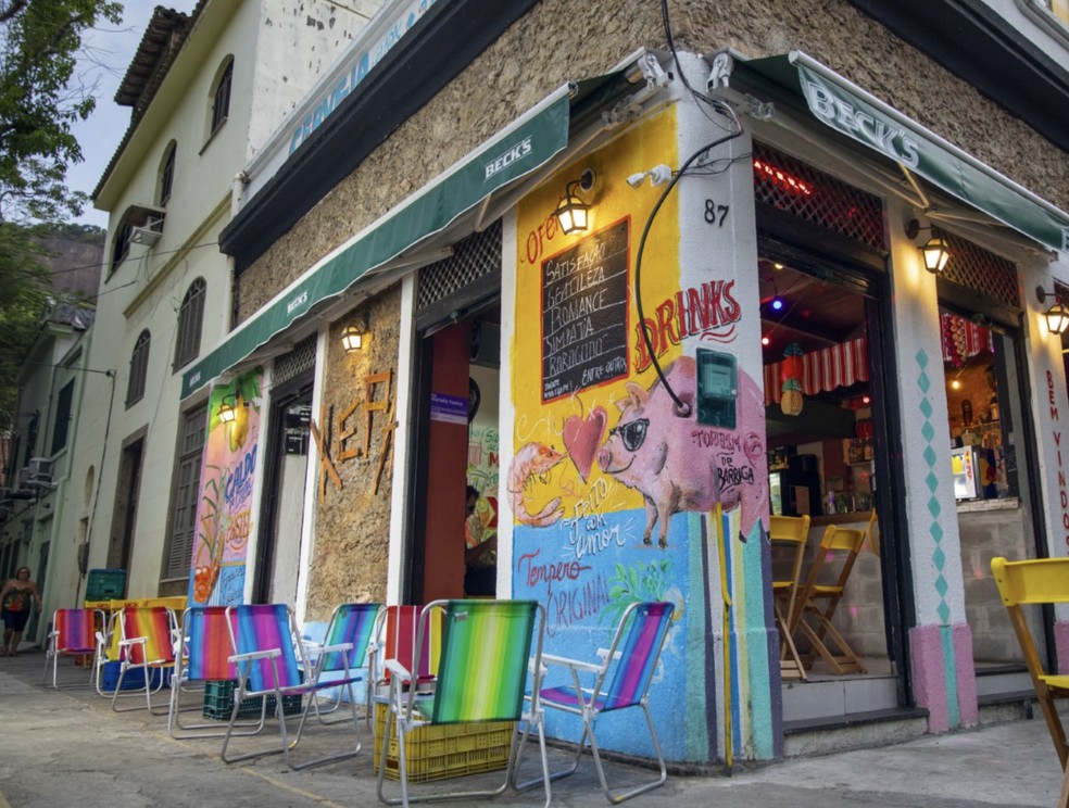 Em cores. As cadeiras do Xepa Bar foram compradas num supermercado — Foto: Divulgação/Beto Roma