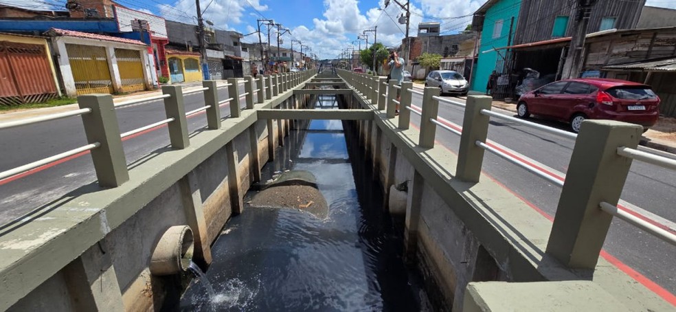 Rio Tucunduba já canalizado e transportando esgoto — Foto: Ana Lucia Azevedo
